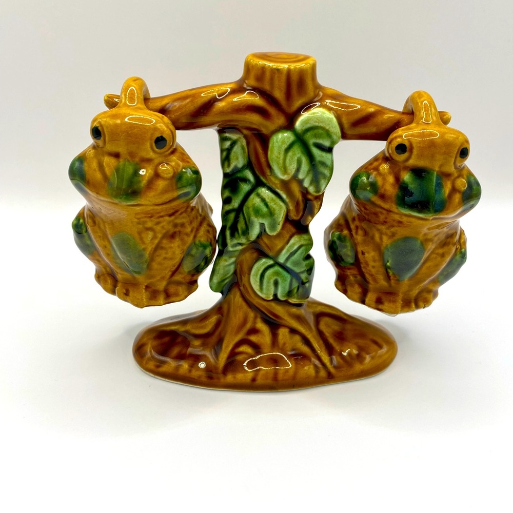 Set of adorable hanging froggy salt & pepper shakers. Vintage made in Japan.